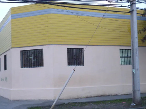 4 Galpones; Salida Dos Calles , Estacionamiento 20 Vehículo