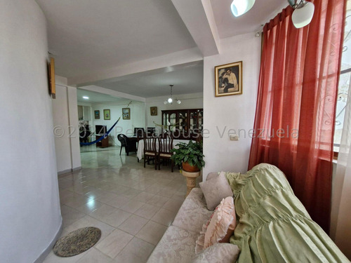 Casa En Venta En Villas De Aragua Maracay 25-1012 Irrr