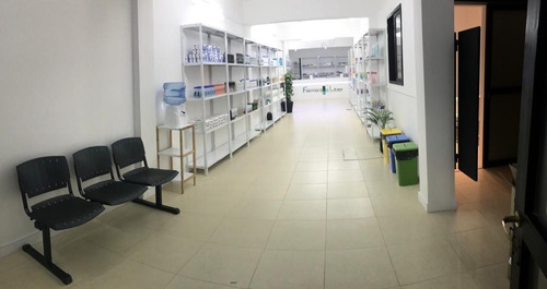 Imagen 7 de 9 de Local Refaccionado Con Importantes Dimensiones En Excelente Zona Comercial