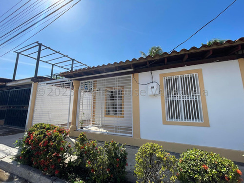 Casa En Venta Urb Cerrada Acondicionado Nela 24-10334