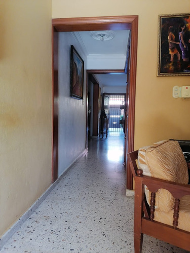 Casa De 2 Niveles En Venta En El Sector Arismar