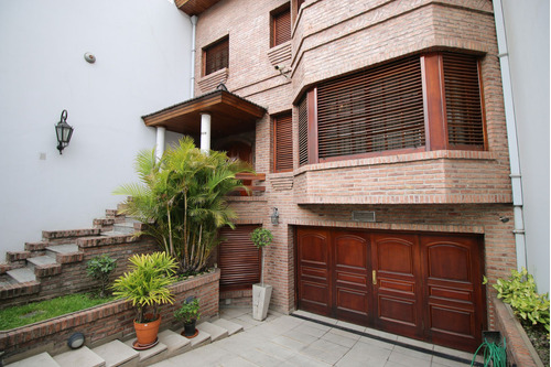 Venta Casa 5 Ambientes Jardin Y Cochera Playroom