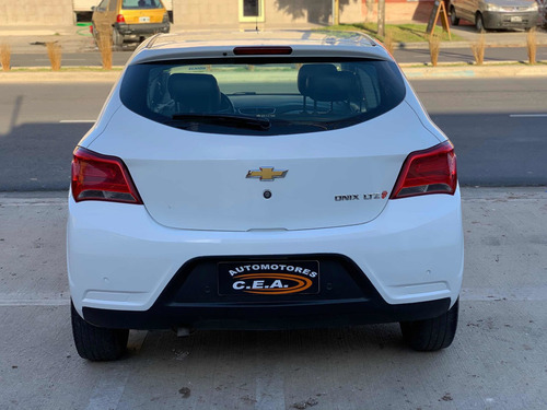 Imagen 5 de 10 de Chevrolet Onix 2017 1.4 Ltz 98cv