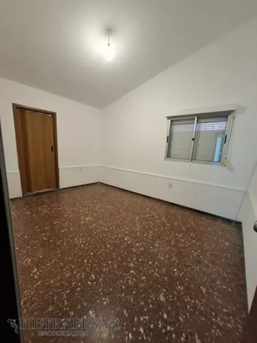 Casa En Alquiler, 3dormitorios, 1baño, Patio. Jardines Del Hipódromo.