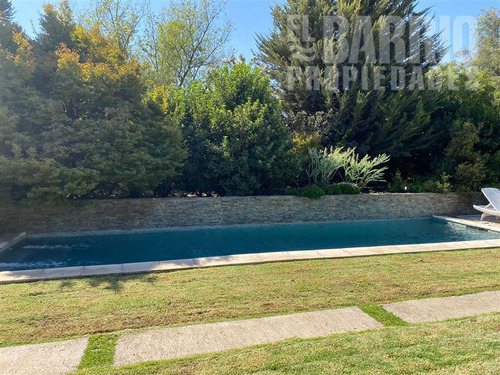 Casa En Venta De 3 Dorm. En Las Brisas De Chicureo