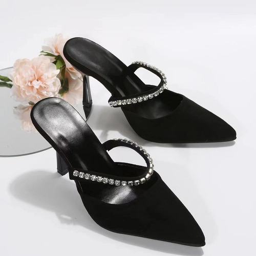 Zapatillas Elegantes De Tacón Alto Con Un Punto En Una