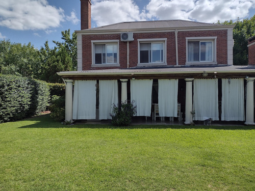 Casa A La Venta En Barrio Los Jazmines, Pilar Del Este, Pilar