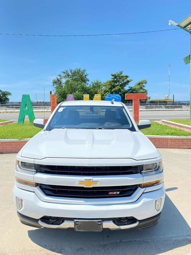 Imagen 3 de 14 de Chevrolet Cheyenne 2018 5.4 2500 Cab Reg Lt Z71 4x4 At