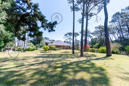 Espectacular Casa De Seis Dormitorios Y Servicio En Venta En Lugano