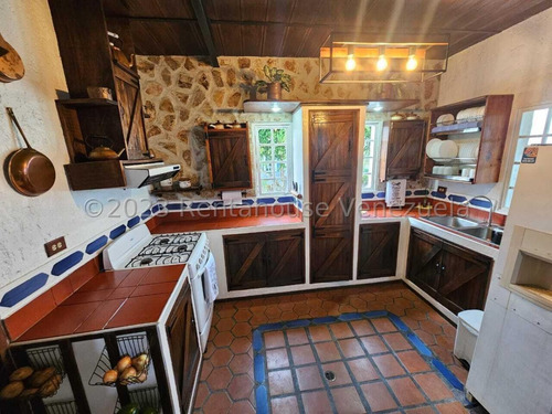 Bella Casa Tipo Chalet Holandés En Venta San Antonio De Los Altos 24-9993 Edf