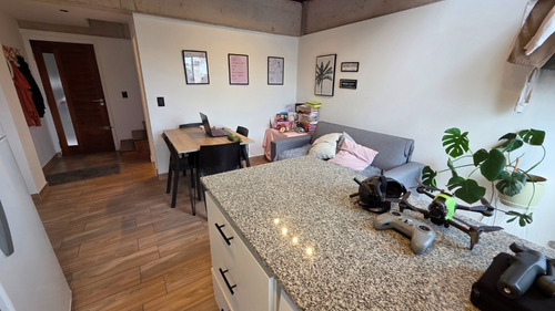 En Venta Ph De 2 Ambientes En Dúplex Con Cochera. San José.