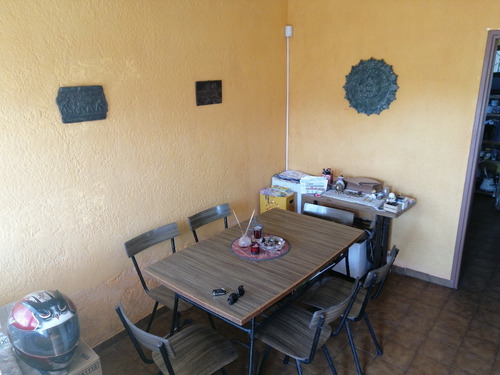 Casa Esquinera De Tres Dormitorios Y Amplio Patio En La Ciudad De Rocha.
