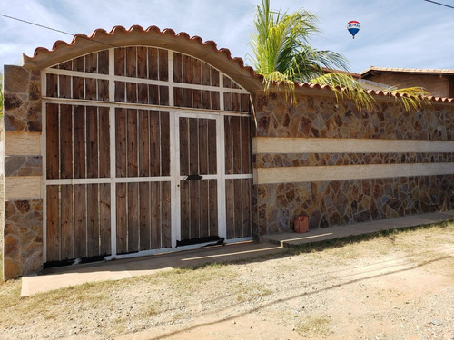 Re/max 2mil Vende Townhouse En Sabana De Guacuco, Mun. Arismendi, Isla De Margarita, Edo. Nueva Esparta