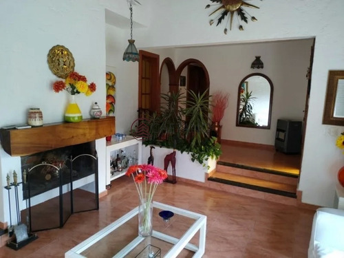 Excelente Casa De Dos Plantas En Pinares!- Ref: 2576