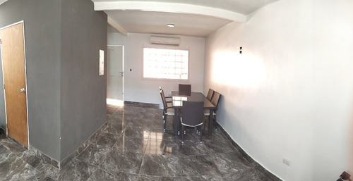 Imagen 3 de 9 de Re/max 2mil Vende Excelente Townhouse En Urb. Cerrada - Isla De Margarita
