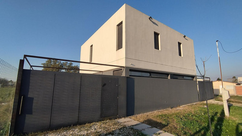 Casa En Venta En Barrio Los Fresnos Sicardi