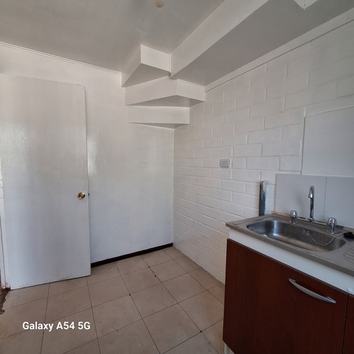Se Vende Cómoda Casa 2 Pisos/3d/1b/ Amplio Patio Y 3 Est.