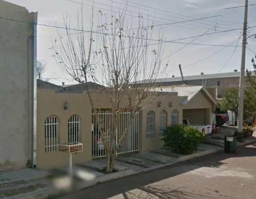 Casa De Un Nivel Con Excelente Ubicacion, Cuenta Con Patio Trasero