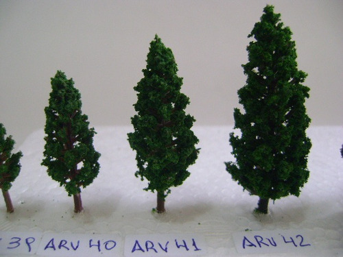 Imagen 2 de 6 de Nico 10 Pinos De 5,8 Cms Alto Plastico Y Esponja H0 (arv 41)