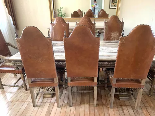 Uma sala de bilhar clássica com mesa de mogno e cadeiras de couro geradas  por ia