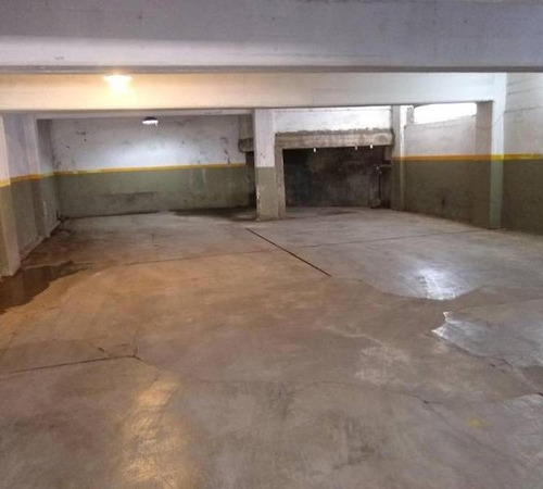 Imagen 3 de 5 de Cochera Caseros Centro Entrada Por Rampa