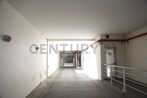 Venta De 1 Departamento Con Balcón Y Cochera En La Plata.