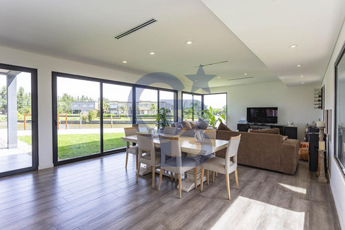 Imagen 20 de 30 de Casa Al Río En B° San Benito, Villanueva.