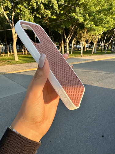 Funda Vans Waffle Para iPhone Color Negro Y Café