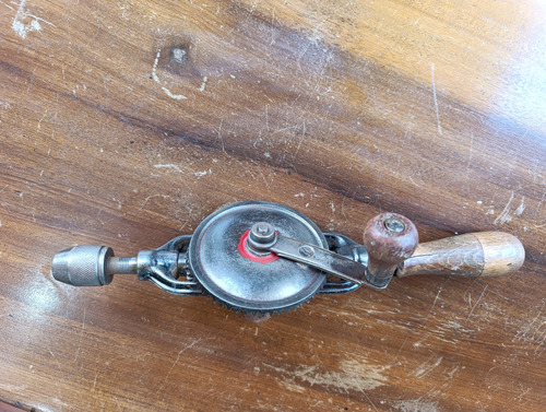 Antiga Furadeira Manual (Usado)
