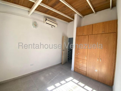 Jip 25-16345. Rentahouse Vende Hermoso Townhouse De 110 Mts2, 4 Hab, 3 Salas De Baños, 2 P/e, Parque Infantil, Areas Deportivas. En Urb. Karol Home Ii. La Morita.
