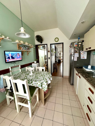 Duplex En Excelente Estado Sobre Calle Medina, Caseros Centro