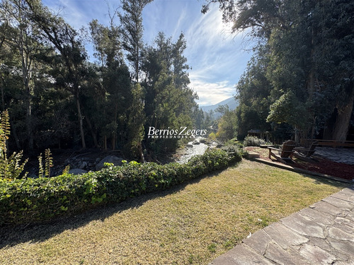 Casa En Venta De 4 Dorm. En Lo Barnechea Arrayan Rio