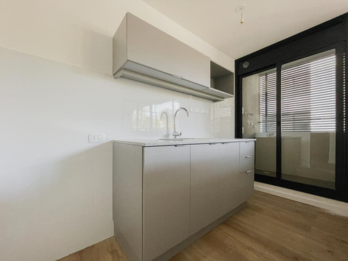 Venta De Apartamento De 2 Dormitorios Con Terraza Y Parrillero En Prado