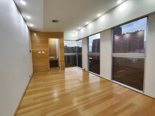 Oficina En Arriendo/venta En El Poblado. Cod V16906