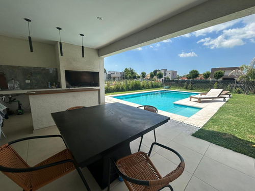 Venta Casa 5 Ambientes Con Pileta | Barrio Privado Santo Tomás