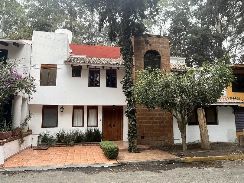 Casa Estilo Colonial, Con Jardín, En Calle Privada Con Vigilancia, A Minutos De Periférico