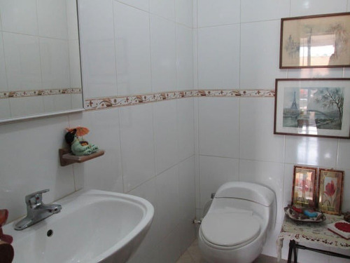 Casa En Calle Cerrada Y Con Vigilancia Privada En Una De Las Mejores Y Mas Exclusivas Zonas Del Norte De Valencia 24-21165 Eloisa Mejia
