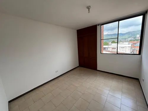 Venta De Apartamento En El Sector La Flora, Area 110 M2 Con Ascensor, Dos Parqueaderos Propios.
