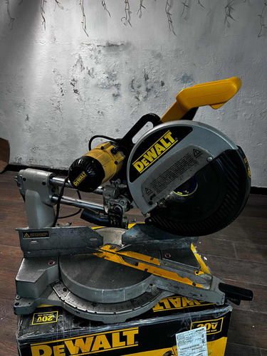 Sierra Ingleteadora Dewalt Telescópica Dw708 De 12 Pulgadas