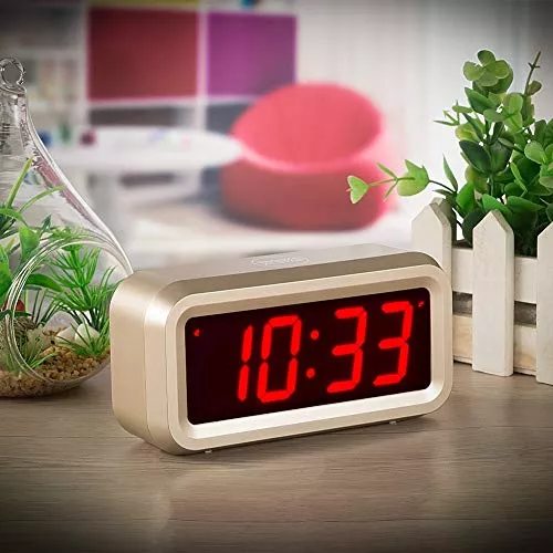 Timegyro Reloj despertador digital con pilas, pequeño reloj de pared con  estante de escritorio inalámbrico con pilas