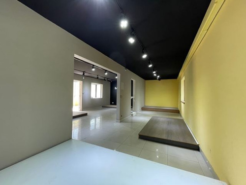 Luminoso Local Comercial 200mts2 Las Hualtatas Vitacura