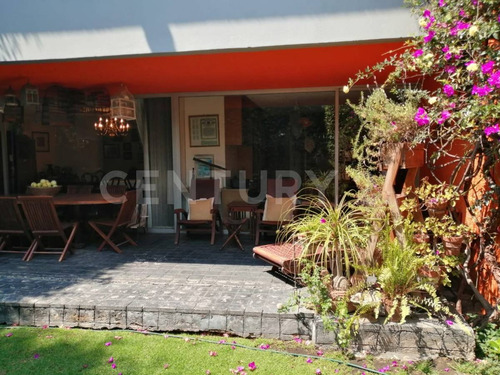 Casa De 3 Niveles Con Amplios Espacios Y 4 Habitaciones Privilegiada