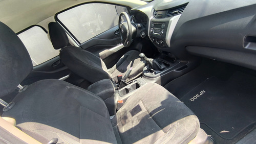 Nissan NP300 2.4 Doble Cabina Se Aa Pack Seg Mt
