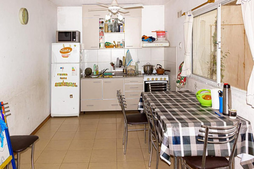 Imagen 4 de 15 de Casa De Pasillo Con 2 Dormitorios, 2 Baños Y Patio En Pleno Barrio Martin