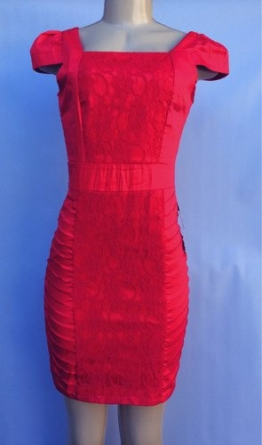 vestido vermelho no joelho