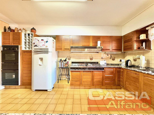 Chalet En Dos Plantas Amplio Lote Con 3 Dormit. Y Servicios, Quincho, Fondo Libre