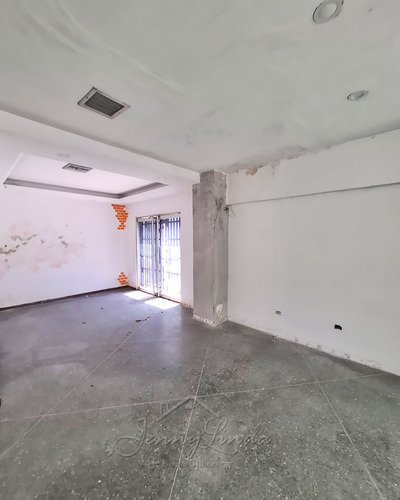 Local En Alquiler Con Oficinas En Av. Las Delicias Zona Norte De Maracay