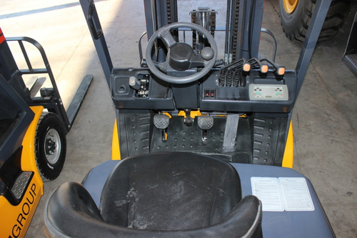 Imagen 4 de 8 de Autoelevador Iron 2.5 Tn - T. Triple - Desp.lat(dolar Ofic)