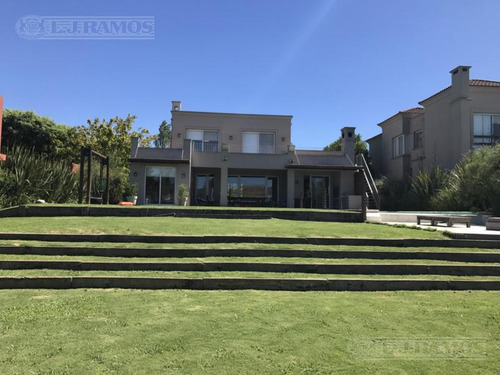 Casa A La Laguna Central Con 3 Dormitorios En Venta En Santa Barbara