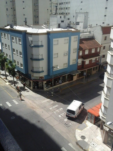 Imagen 2 de 12 de Dos Ambientes Con Balcon A La Calle Zona Centro A Metros De La Playa